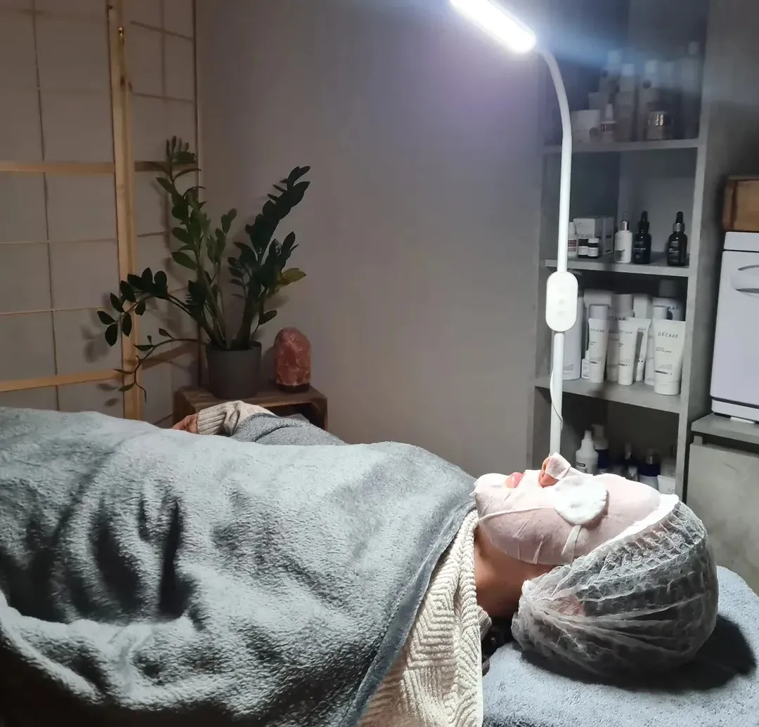 Gesichtsbehandlung mit Maske in ruhiger, warm beleuchteter Atmosphäre